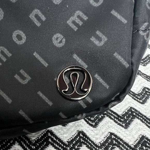 Mirrorify Reflective Black/Black lululemon Everywhere Belt Bag - Picture 3 of 13